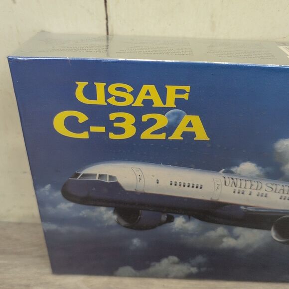 Minicraft USAF C-32A Model Airplane Kit 1:144 14451 Brand New Sealed - Picture 2 of 7